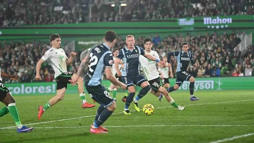 Resumen, goles y highlights del Racing Club 4 - 3 Córdoba CF de la jornada 29 de LaLiga Hypermotion