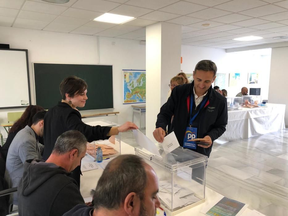 César Sánchez, candidato al Congreso del PP, votando en la Casa Cultura de Calpe.