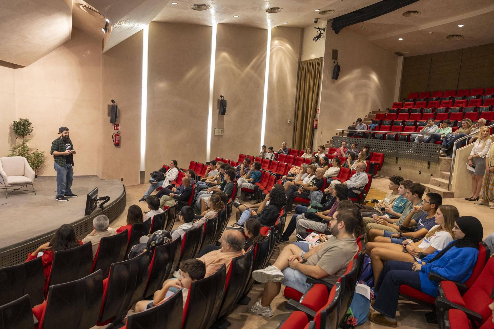 FOTOS | El Físico Barbudo entrevistó al divulgador tras el canal Ponte Bata en un encuentro en Diario de Mallorca