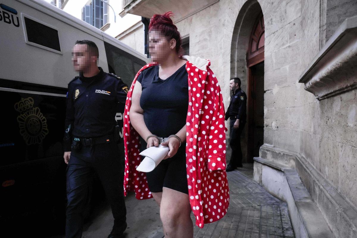 Pilar M.M., nuera de la Paca, en los juzgados de Palma tras su detención en noviembre de 2024.