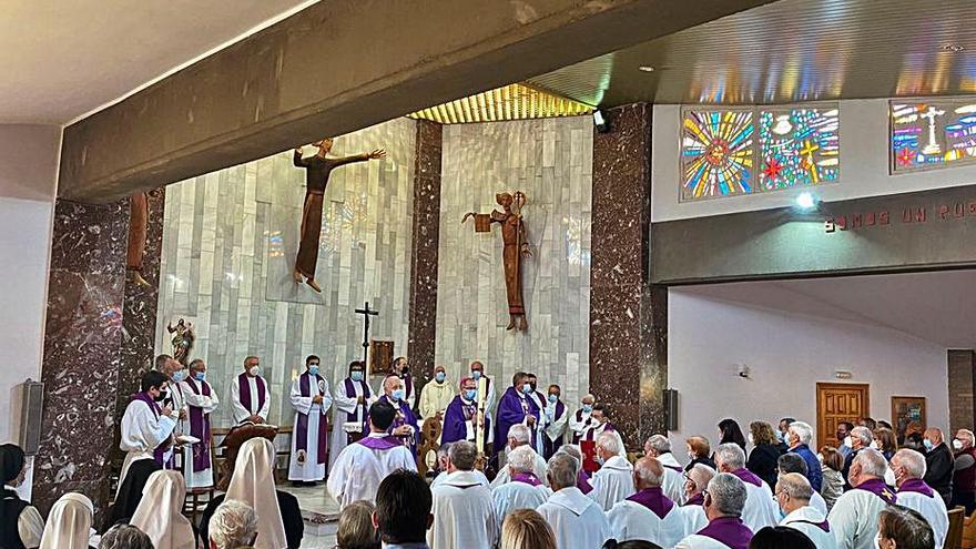 Misa funeral en la parroquía de Santiago de Benavente. | Cedida