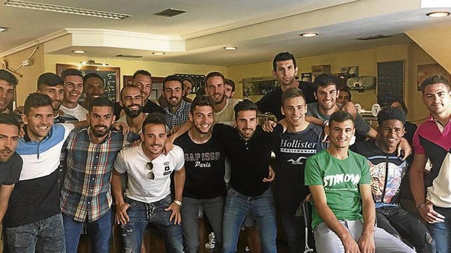 Jugadores y técnicos del Villanovense comparten mesa y mantel con sonrisas
