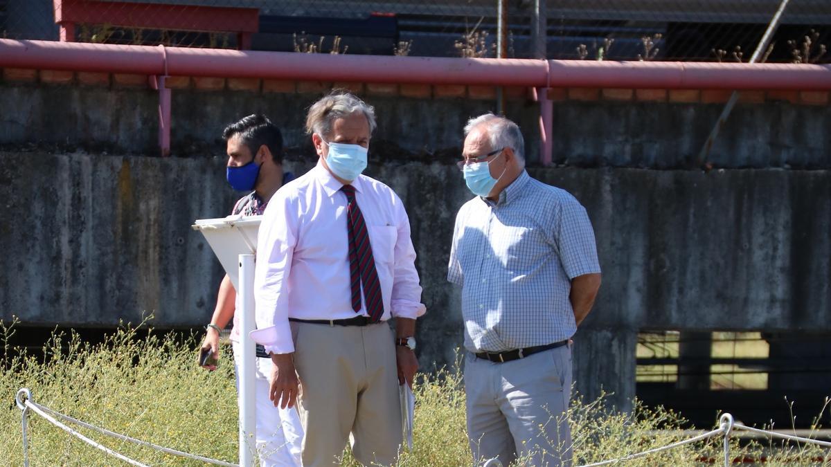 El presidente de la GMU, Salvador Fuentes (centro), en una visita al yacimiento de Cercadilla el pasado mes de junio.