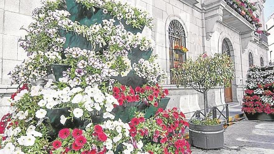 El programa &#039;Rincones y flores&#039; embellece doce espacios emblemáticos del municipio en este mes de mayo
