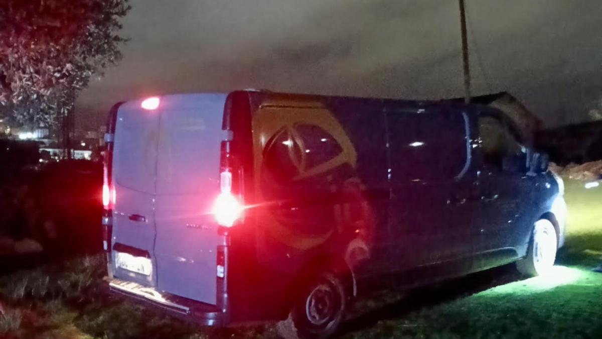 El vehículo del tanatorio en una zona próxima a la finca donde se ha encontrado el cuerpo.