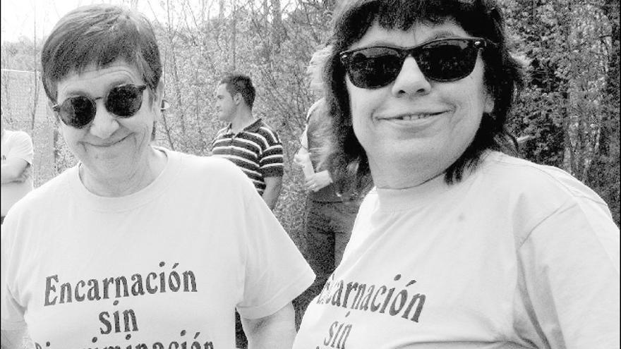 María Rey, a la derecha, junto a su mujer, Dulce Fernández.