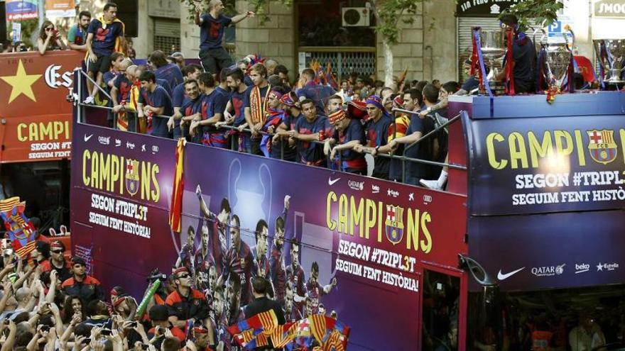 El Barça llueix el triplet en una rua festiva i massiva pels carrers de Barcelona