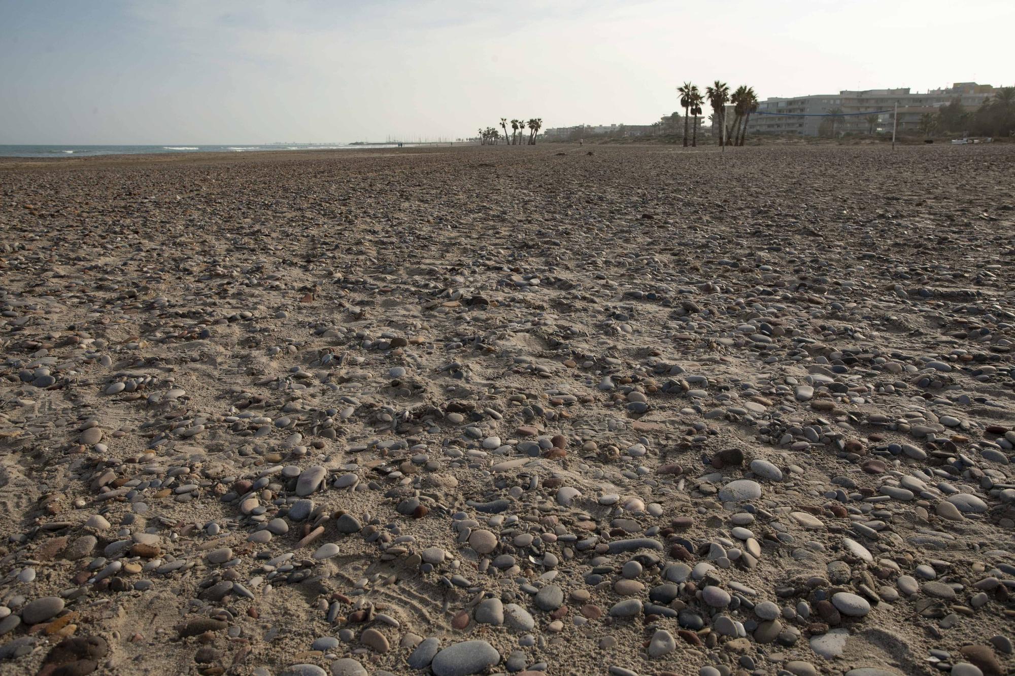 La playa de Canet d'En Berenguer con más piedras que nunca.