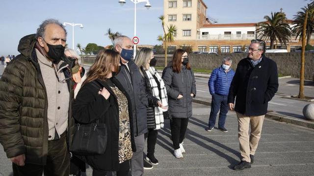 Pablo González, a la derecha, con representantes de las familias del Sanatorio Marítimo, ayer, junto al centro. | Á. G.