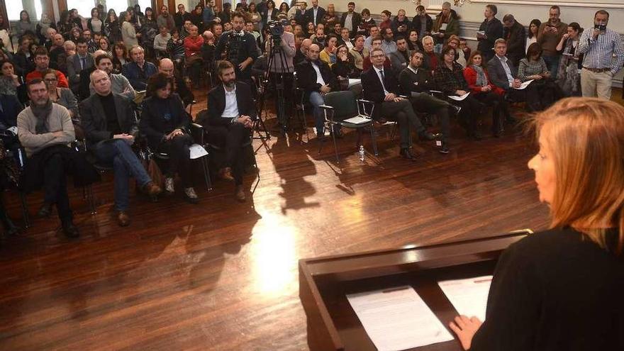 La presidenta provincial expone el plan a los alcaldes y representantes del sector turístico. // R. Vázquez