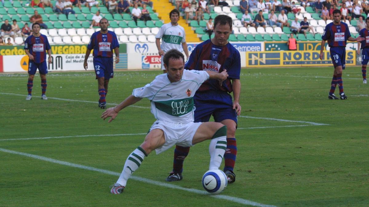 Nino, la Leyenda Franjiverde, en una imagen de la temporada en la que el Elche ganó al Valladolid con sus dos goles