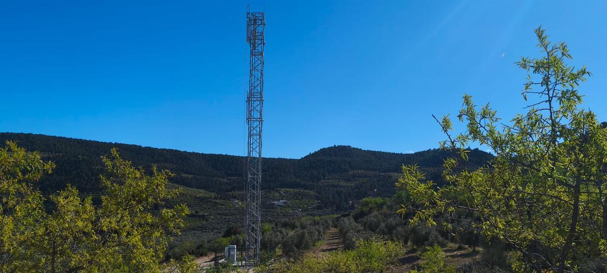 Instalación de la torre de telefonía en la pedanía de Mazuza en Moratalla