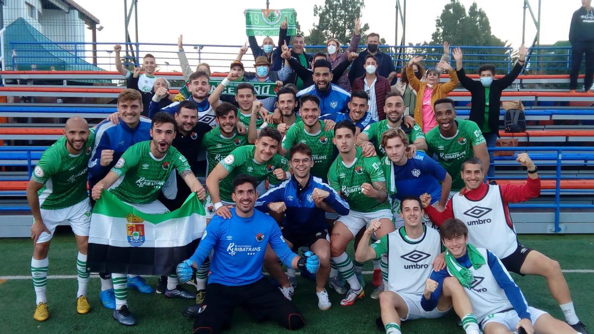 Los jugadores del Cacereño celebran la victoria junto a los aficionados que les acompañaron en San Mateo.