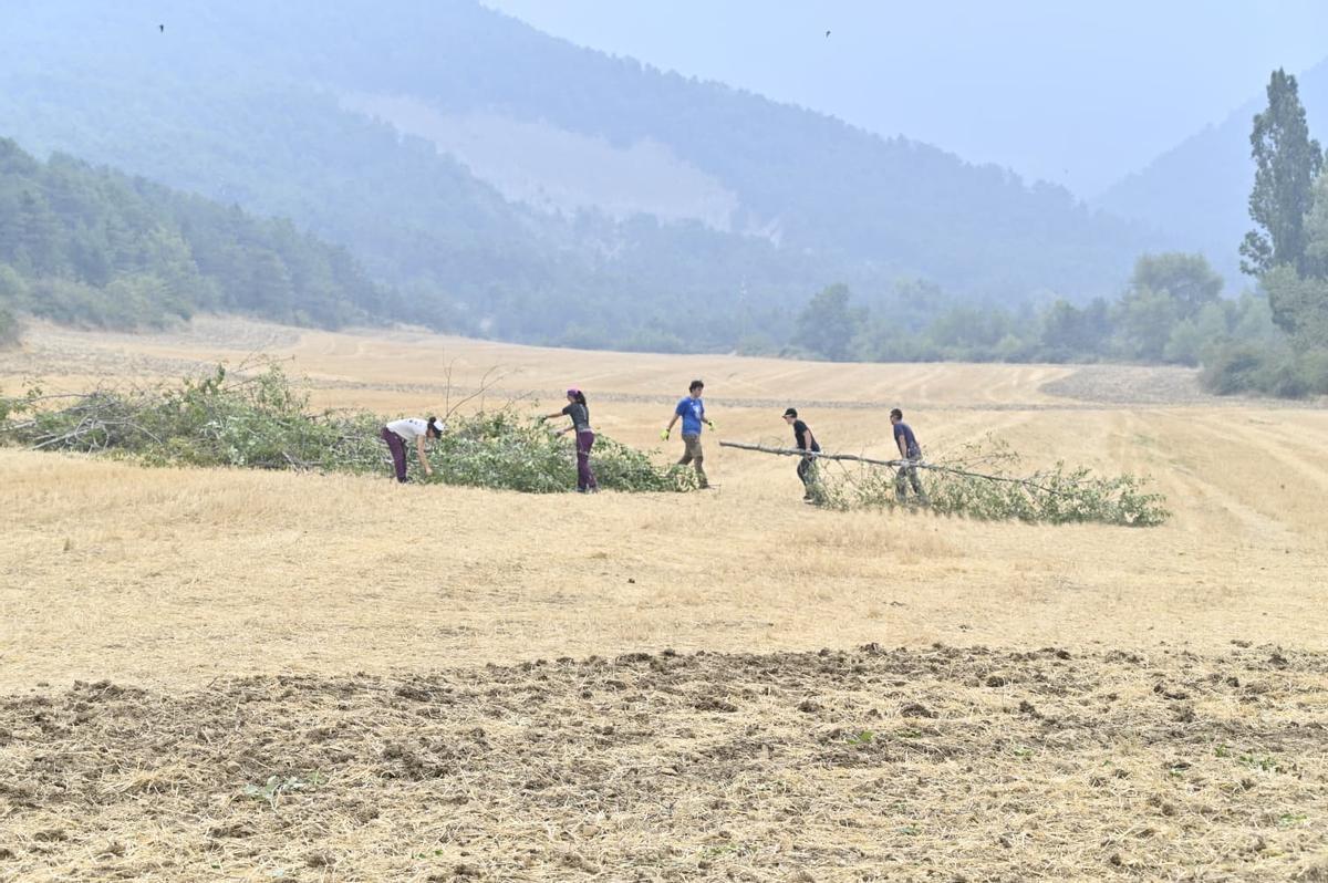 Voluntarios de Baros y Navasa haciendo labores de desbroce para defender sus pueblos