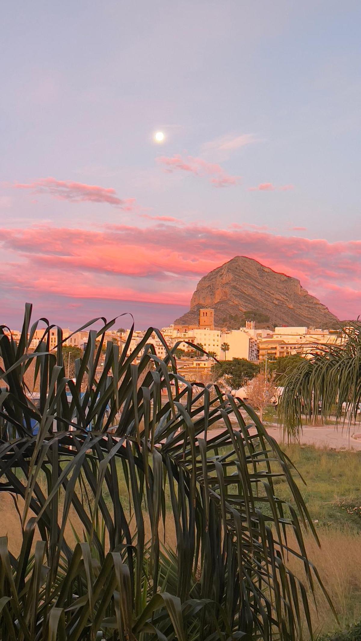 Preciosa imagen del candilazo, la superluna y el perfil del núcleo urbano de Xàbia