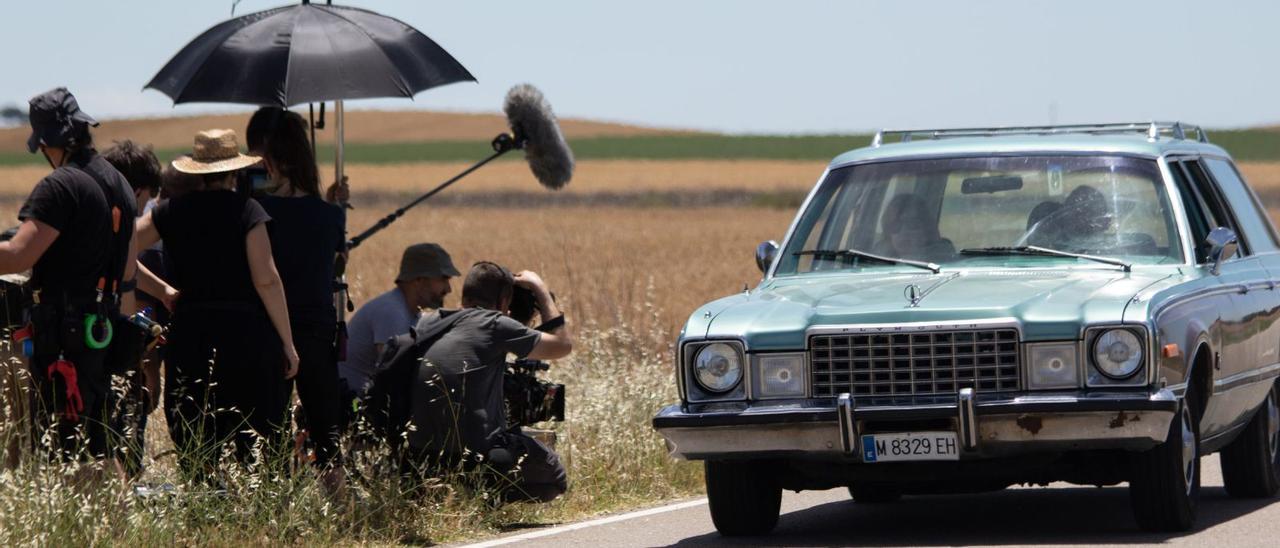 Javier Gutiérrez y Nathalie Poza viajan en el coche por la carretera entre Villafáfila y Villarrín, durante el rodaje de la película “Honeymoon”. | |  JOSÉ LUIS FERNÁNDEZ