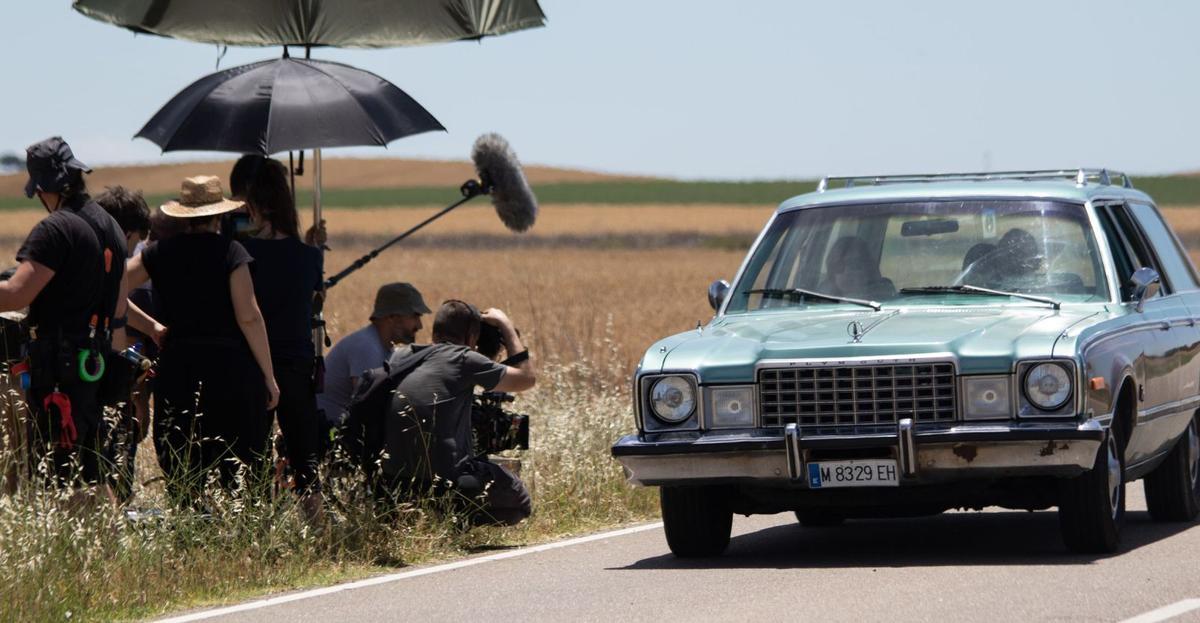 Javier Gutiérrez y Nathalie Poza viajan en el coche por la carretera entre Villafáfila y Villarrín, durante el rodaje de la película “Honeymoon”. | |  JOSÉ LUIS FERNÁNDEZ
