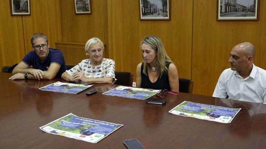 Pena, Gey, Goldar y Ibáñez presentaron ayer la caminata solidaria en favor de Agadea.  // Bernabé