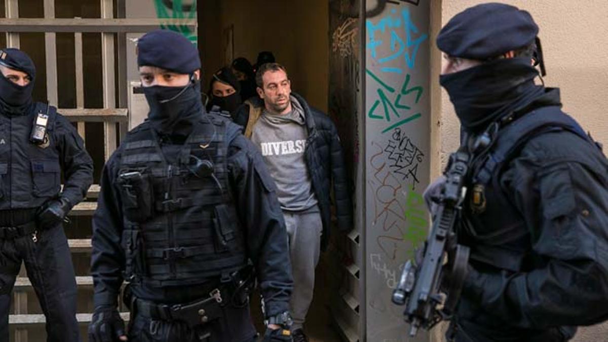 A las 6:00 de la madrugada los Mossos arrancaban un dispositivo con un centenar de agentes implicados simultáneamente en hasta seis puntos de Barcelona que se saldaba con 17 detenidos.