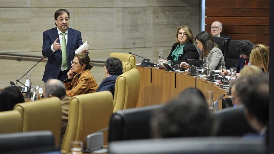 El presidente de la Junta de Extremadura, Guillermo Fernández Vara, en el pleno de la Asamblea.