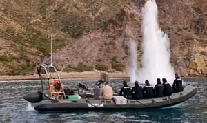 Buzos de la Armada: la lucha contra el peligro de las bombas sumergidas en el mar.