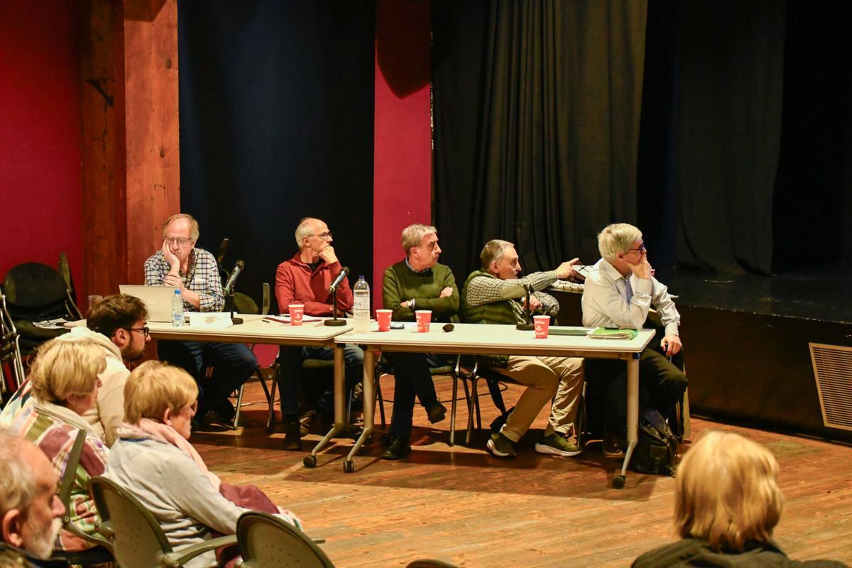 Asamblea vecinal para hablar de los proyectos en torno a Glòries en la Farinera de El Clot