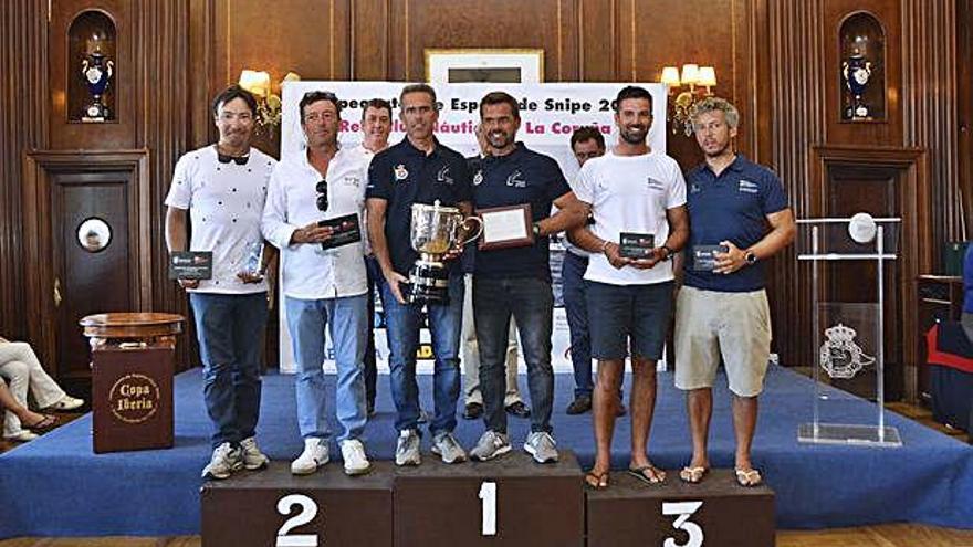 El podio del Campeonato de España de Snipe, ayer en el Náutico coruñés.