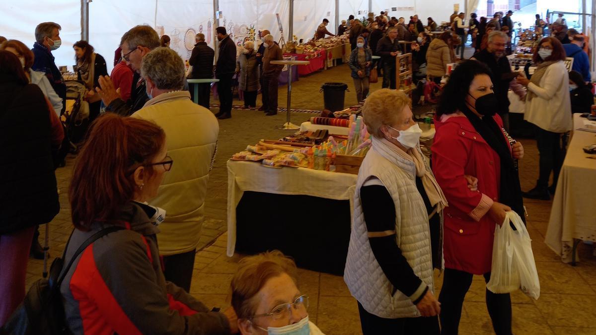 Público en una pasada edición de la Feria Agroalimentaria de Santiago del Campo.