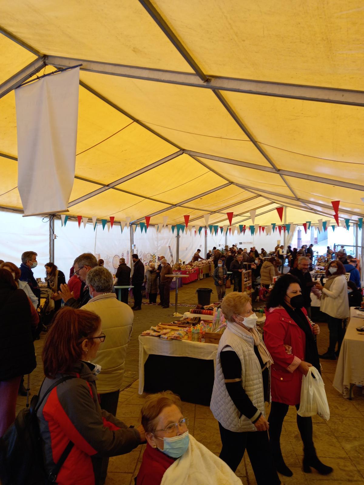 Público en una pasada edición de la Feria Agroalimentaria de Santiago del Campo.