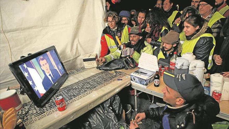 Macron sube el salario mínimo y baja impuestos para calmar las protestas