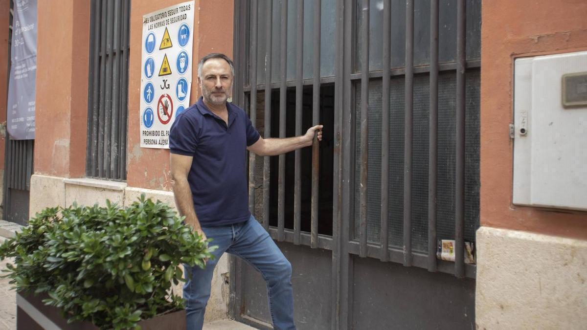 El alcalde de l'Énova, Tomás Giner, en unas obras paralizadas en el antiguo asilo de Sant Josep, este viernes.