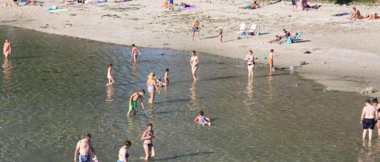 Bañistas en la playa de la isla de A Toxa, en O Grove, en verano. // Muñiz