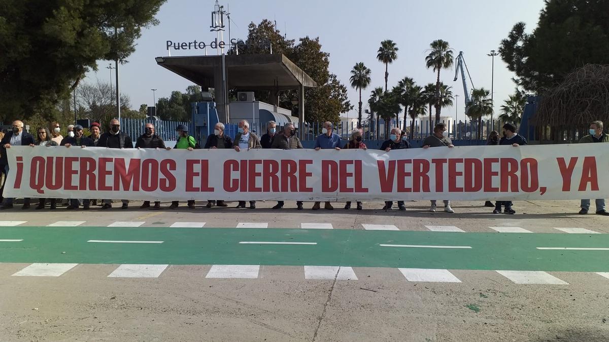 Concentración en el puerto de Sevilla contra el vertedero de Nerva y la llegada de residuos de Montenegro.