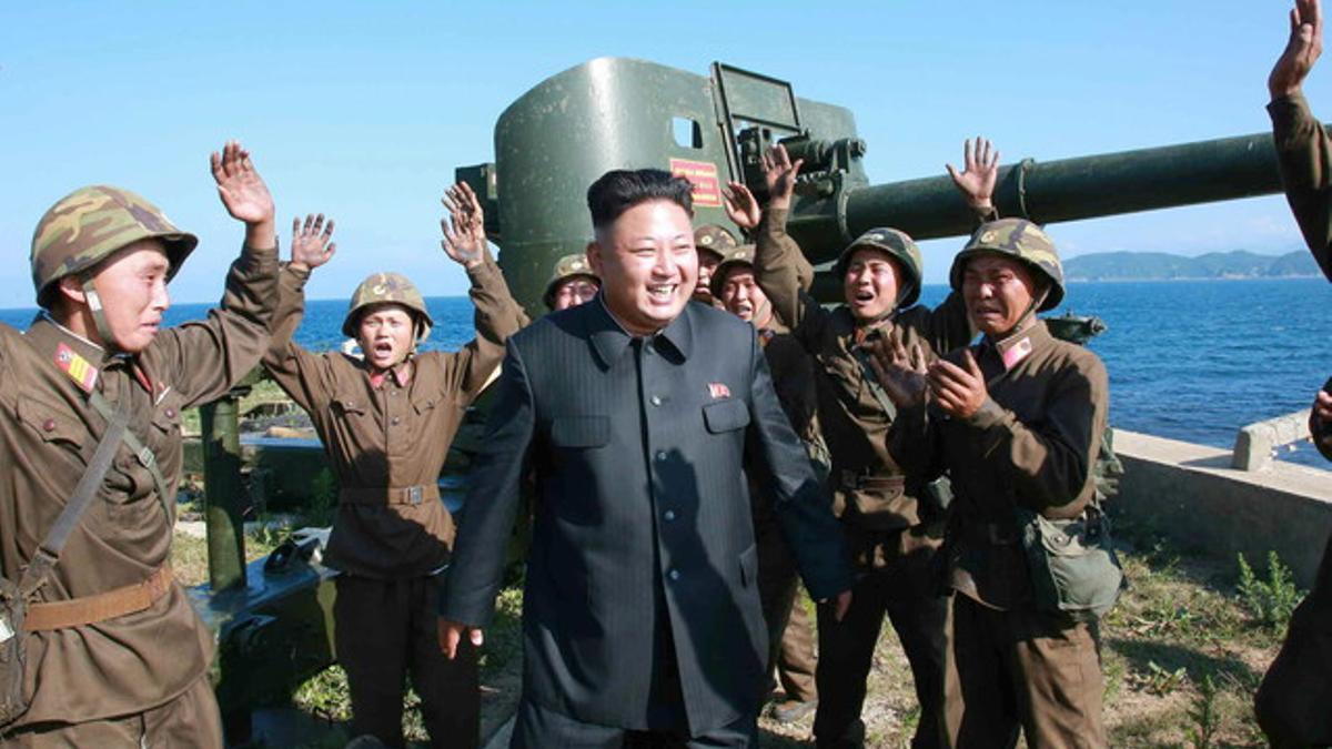 El líder de Corea del Norte, Kim Jong-un, rodeado de militares, en una imagen difundida este  domingo.