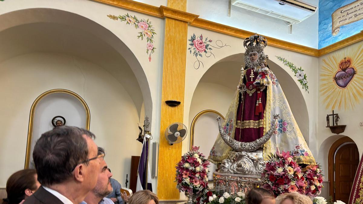 El alcalde Ballesta mira a la Virgen de la Fuensanta, en la iglesia de Los Garres, en una foto del mes pasado.