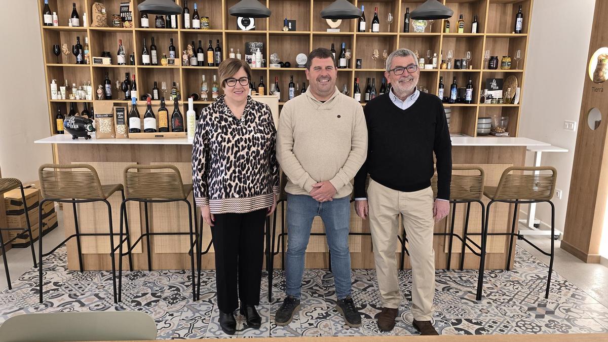 La subdelegada del Gobierno, Antonia García Valls, ha visitado junto al alcalde, Domingo Ferrer, la Cooperativa de Viver.