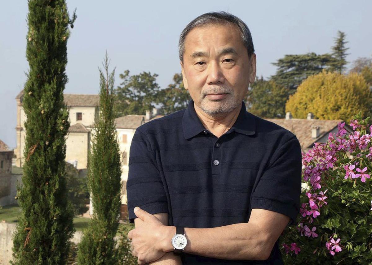 Los personajes de Murakami miran al teléfono después de colgarlo.