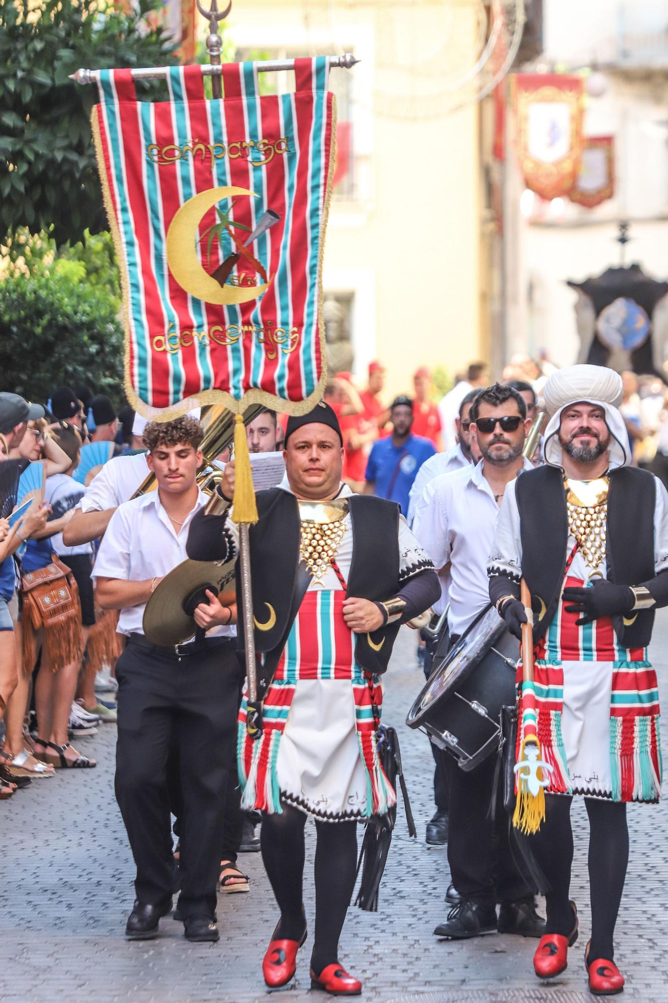 Los Moros y Cristianos de Elche recuperan su Entraeta