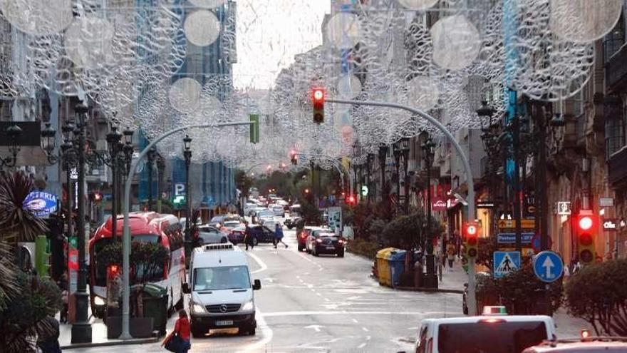 Los técnicos ya casi finalizaron la instalación del próximo alumbrado navideño. // José Lores