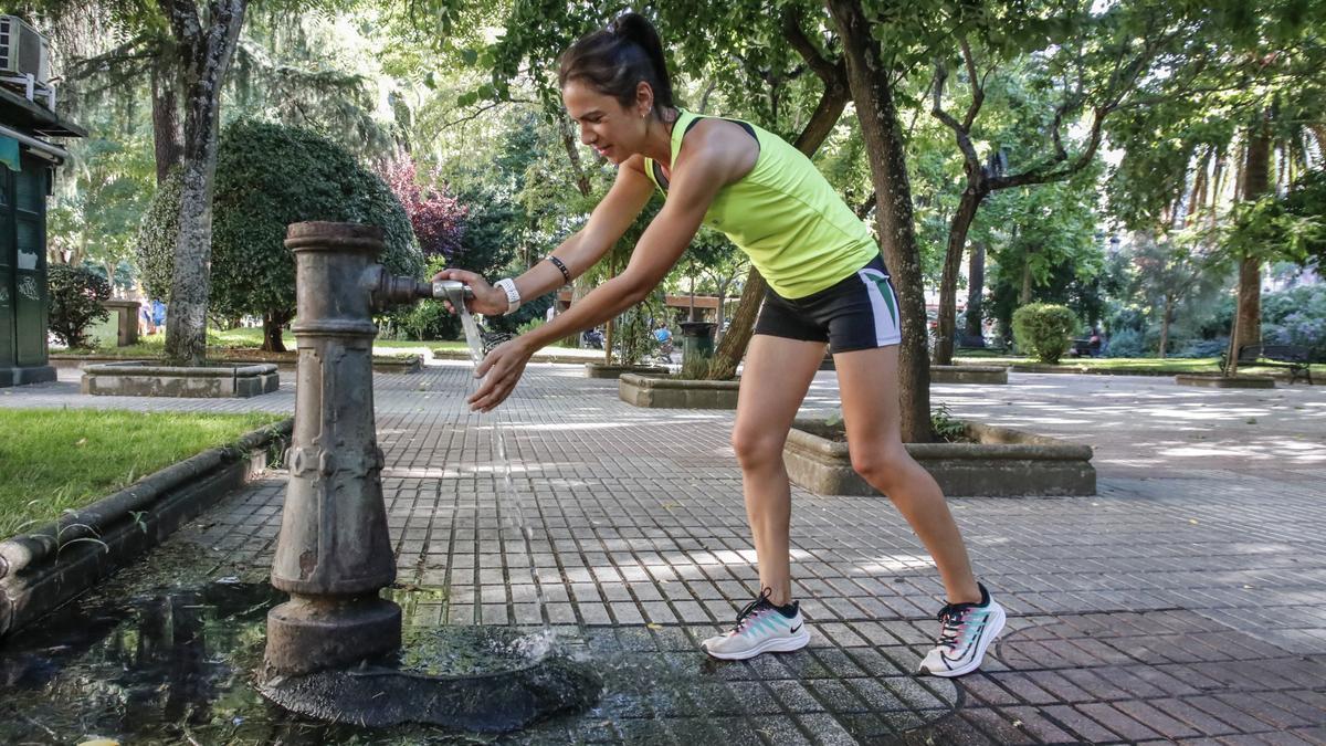 Macarena Muñoz Lucas, junto a una fuente del paseo Gloria Fuertes de Cáceres.