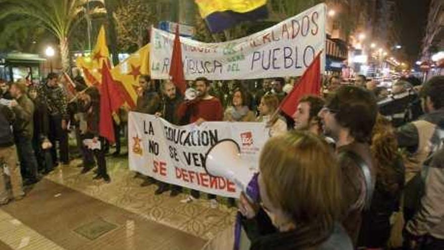 Concentración ante la sede del Consell, por la noche.