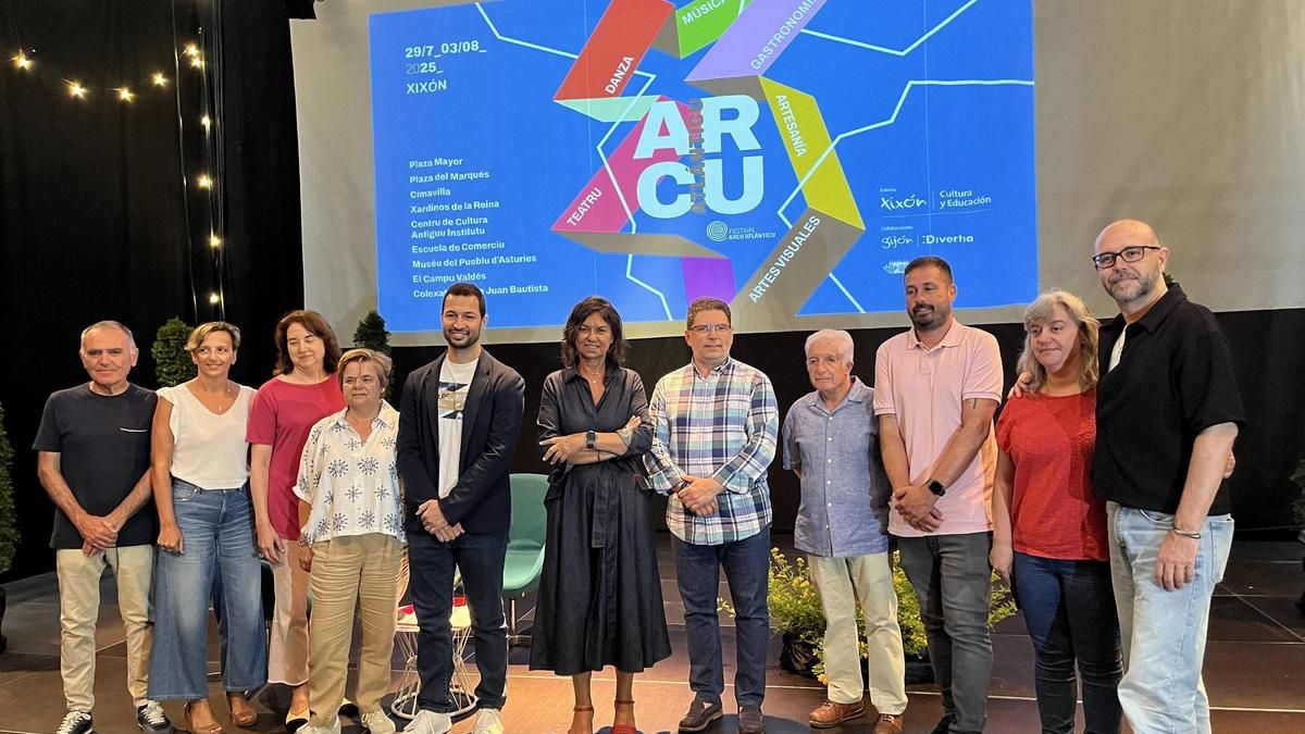 Por la izquierda, Rubén Arquero, Raquel Huergo, Griselda Coro, Paloma García, Aitor Martínez Valdajos, Montserrat López Moro, José Antonio Migoya, Santi Martínez, Sergio Valbuena, Verónica Rodríguez y Luis Alberto Fernández, esta mañana, en la presentación del Festival Arcu Atlánticu.