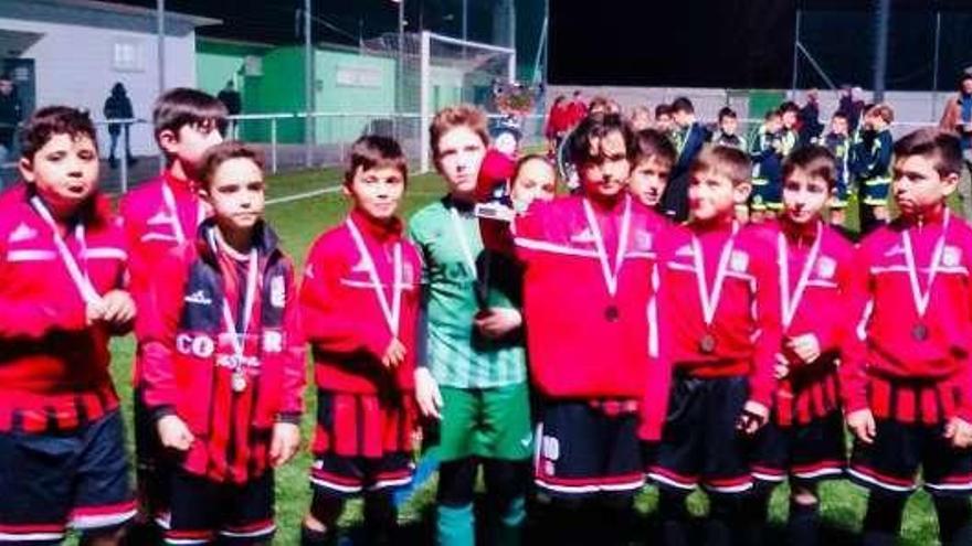 Los alevines de la EF Lalín posan con sus medallas.