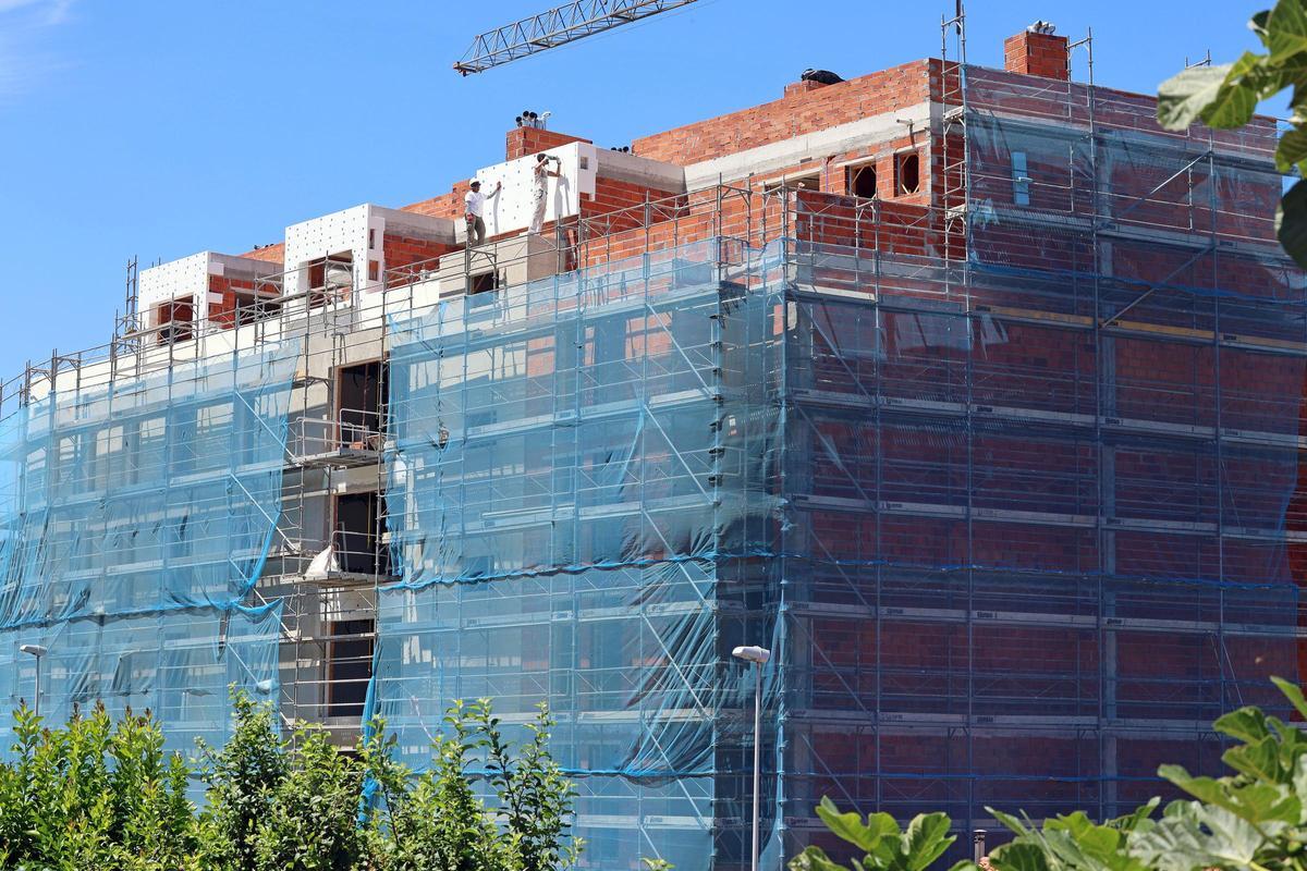 Obreros trabajando en las obras de construcción de un edificio de viviendas en Vigo.