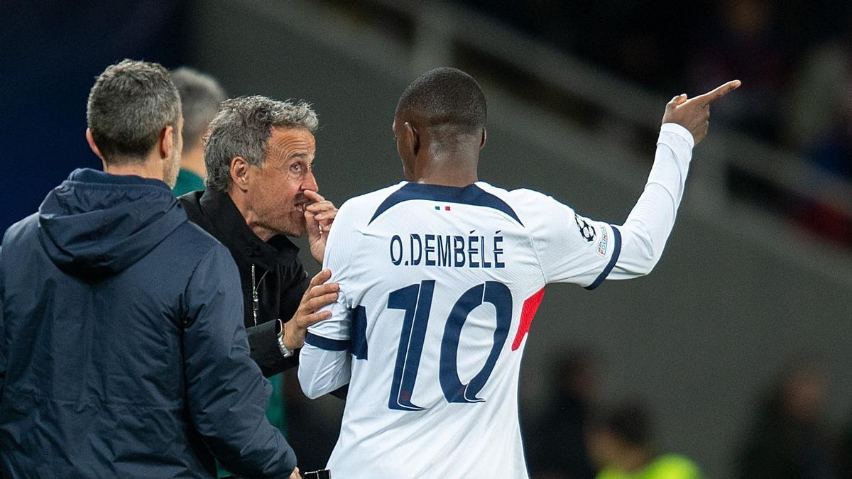 Luis Enrique da instrucciones a Dembélé durante la primera parte del Barça-PSG en Montjuïc.