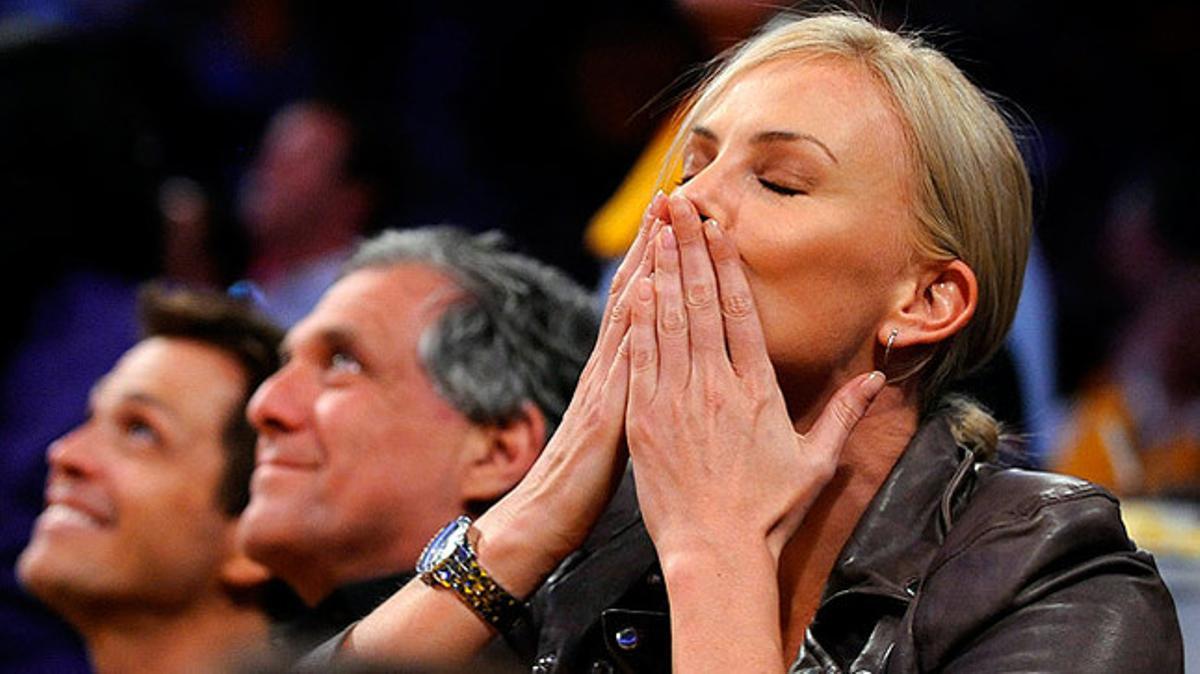 L’actriu Charlize Theron envia un petó als jugadors dels Lakers abans de l’inici de l’últim quart del partit.