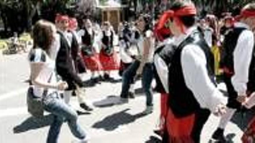 El folclore sale a la calle con los grupos del festival