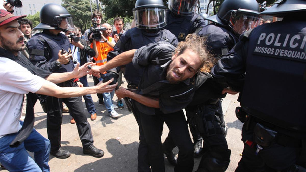 Carga de los Mossos d'Esquadra contra los indignados de la plaza de Catalunya, el pasado 27 de mayo.