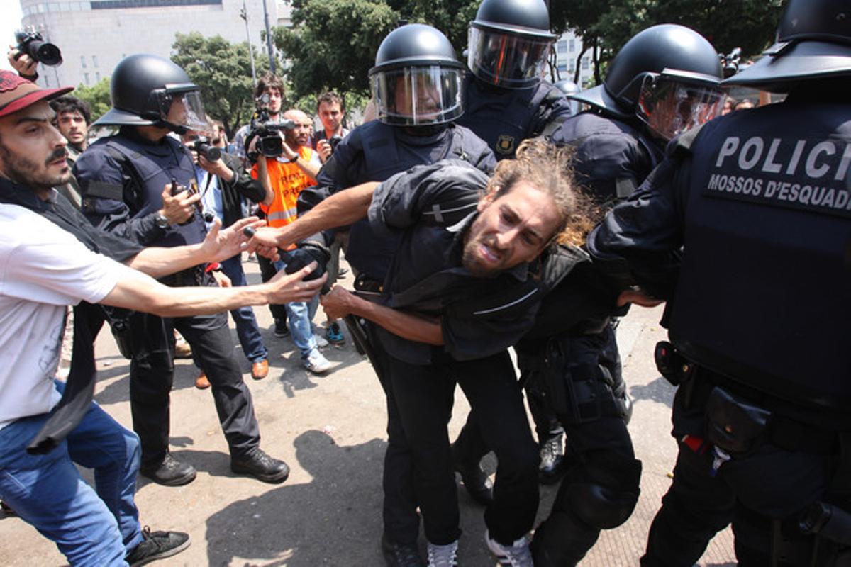 Càrrega dels Mossos d’Esquadra contra els indignats de la plaça de Catalunya, el 27 de maig. Càrrega dels Mossos d’Esquadra contra els indignats de la plaça de Catalunya, el 27 de maig.