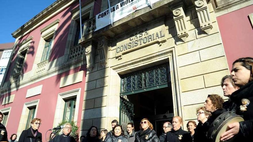 Las Cantareiras Bulideiras actuaron en los actos del 25-N en el Concello de Vilagarcía. // Iñaki Abella